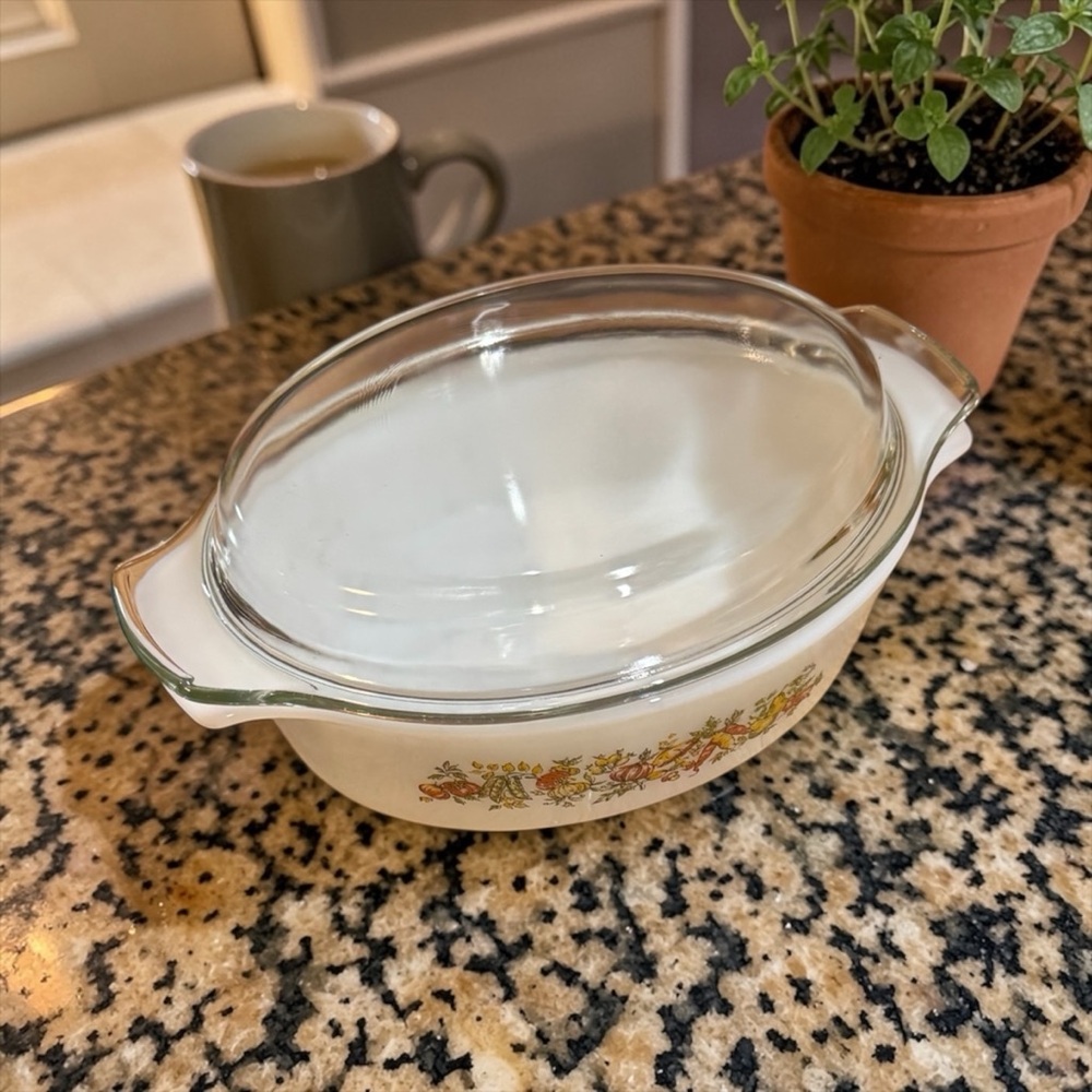 Vintage 1970s Oval White Anchor Hocking Bake Dish Vegetable Motif Clear Lid - Picture 2 of 3